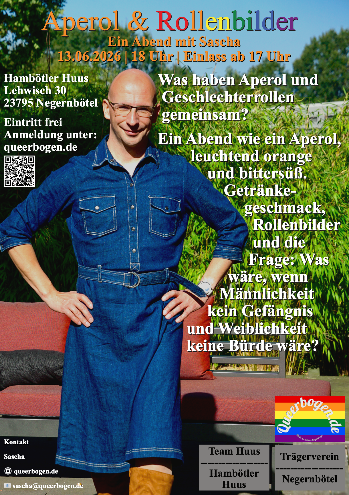 Ich im blauen Jeanskleid im Sommer mit Queerbogen-Logo auf meinem Flyer.